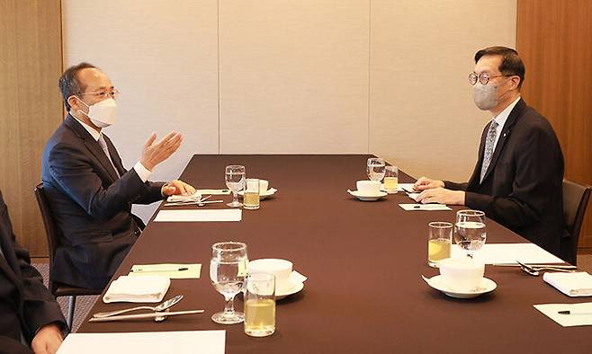 추경호 경제부총리 겸 기획재정부 장관(왼쪽)과 이창용 한국은행 총재가 16일 오전 서울 중구 프레스센터에서 열린 조찬간담회에서 대화하고 있다. 연합뉴스