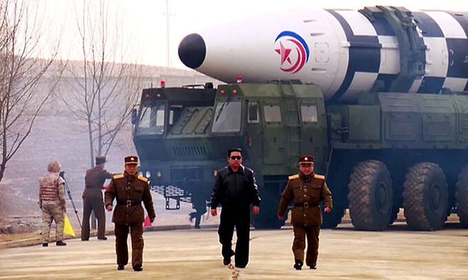 지난 3월 25일 북한 조선중앙TV가 김정은 북한 조선노동당 총비서 겸 국무위원장의 명령, 지도 아래 신형 대륙간탄도미사일(ICBM) 화성 17형을 시험 발사했다고 보도했다. 조선중앙TV 캡쳐