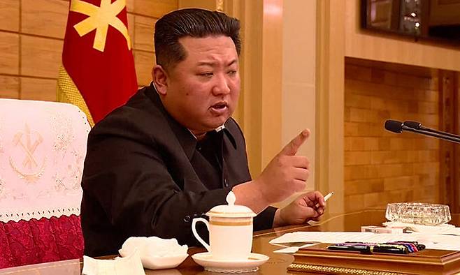 북한 노동당 중앙위원회 정치국이 지난 15일 또다시 비상협의회를 소집하고 방역대책토의사업을 진행했다고 조선중앙TV가 16일 보도했다. 김정은 위원장은 협의회를 지도하면서 신종 코로나바이러스 감염증(코로나19) 관련 의약품이 제때 공급되지 못하고 있다며 중앙검찰소장 등을 강하게 질책했다. 조선중앙TV 화면, 연합뉴스