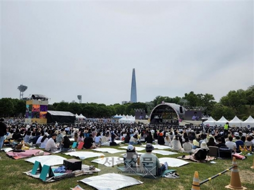 지난 14일 서울 올림픽공원에서 열린 ‘뷰티풀 민트 라이프 2022’ 페스티벌에서 관객들이 음악을 즐기고 있다.