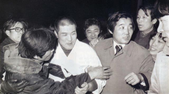 1974년 민청학련 사건으로 투옥돼 사형선고를 받았던 김지하(왼쪽 세 번째) 선생이 이듬해 2월 관련자 일제 석방 때 풀려나고 있다. 김 선생은 그러나 한 달 뒤 재구속됐고 1980년에야 풀려났다. 서울신문 DB