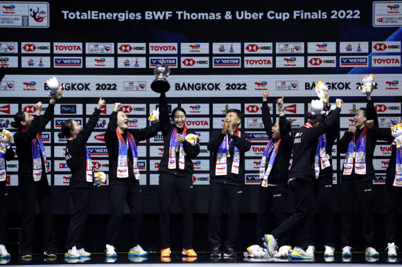 한국 여자배드민턴 대표팀이 지난 14일(한국시간) 태국 방콕에서 열린 2022 세계여자단체배드민턴선수권대회 결승에서 중국을 3-2로 꺾은 뒤 우승컵을 들어 올리며 기뻐하고 있다.방콕 EPA 연합뉴스