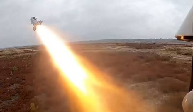 우크라이나의 개조트럭에서 발사되는 브림스톤 미사일의 모습