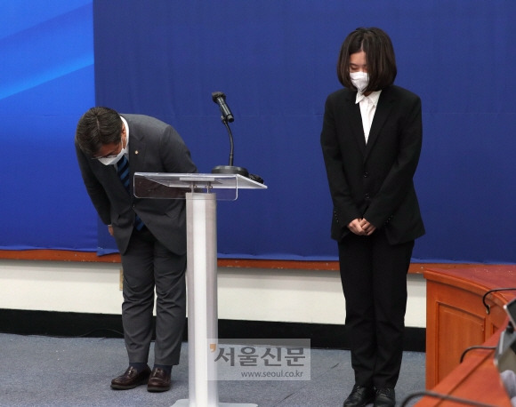 또 고개 숙인 민주… “피해자·국민께 사과” - 더불어민주당 윤호중(왼쪽)·박지현 공동비상대책위원장이 12일 국회에서 성 비위 사건으로 제명된 박완주 의원과 관련해 입장을 밝히고 고개를 숙이며 피해자와 국민들에게 공식 사과하고 있다.김명국 기자