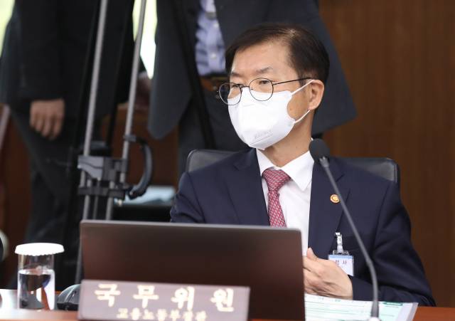 이정식 고용노동부 장관이 12일 오후 서울 용산 대통령실 청사에서 열린 첫 임시 국무회의에 참석하고 있다. 연합뉴스