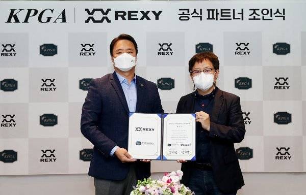 조인식 후 포즈를 취하고 있는 KGT 김병준 대표이사(왼쪽)와 ㈜렉시 박영준 대표. 사진제공 | KPGA