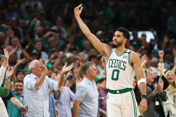 TD 가든에서 열린 ‘21-22시즌 NBA 플레이오프 2라운드 7차전’ 상대 밀워키를 꺾고 동부 콘퍼런스 파이널에 진출하는 데 성공한 보스턴의 제이슨 테이텀. 게티이미지 제공