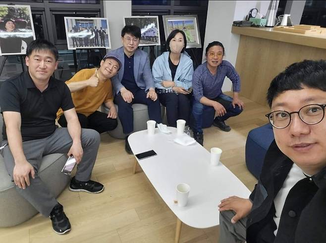 스승의 날 구수환 감독(사진 왼쪽에서 세 번째)을 찾아온 후배들/사진=이태석재단