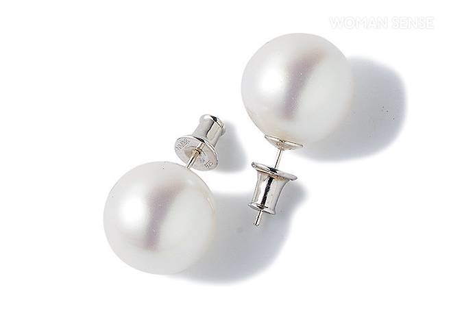 진주 액세서리로 포인트 주는 것을 좋아한다.