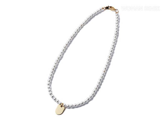 진주 액세서리로 포인트 주는 것을 좋아한다.