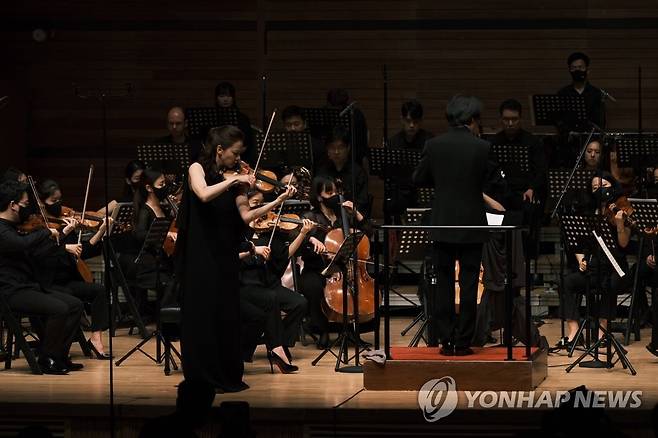 작년 평창대관령음악제 개막공연 지난해 7월 28일 강원 평창군 알펜시아 리조트에서 열린 제18회 평창대관령음악제 개막공연에서 바이올리니스트 클라라 주미 강이 연주하는 모습. [강원도 제공=연합뉴스 자료사진. 재판매 및 DB 금지]