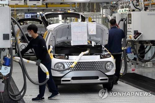 캐스퍼를 생산중인 광주글로벌모터스 근로자들 [연합뉴스 자료]