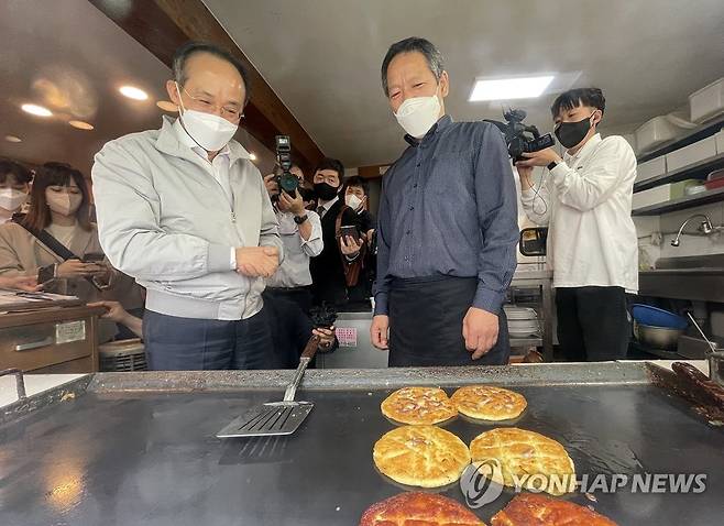 상인과 대화하는 추경호 부총리 (서울=연합뉴스) 임화영 기자 = 추경호 경제부총리 겸 기획재정부 장관이 16일 서울 종로구 세종마을음식문화거리를 찾아 소상공인의 애로사항 청취 및 현장 점검을 하고 있다. 2022.5.16 [공동취재] hwayoung7@yna.co.kr