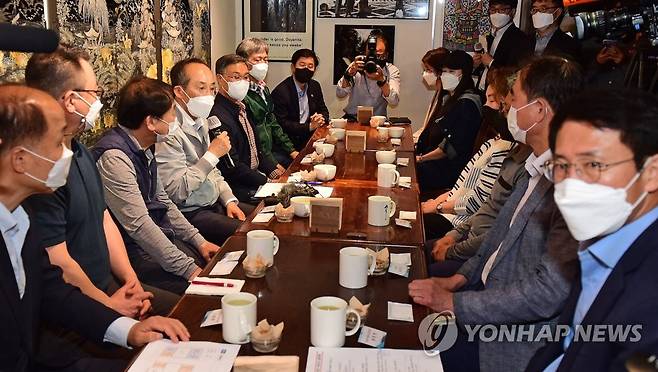 소상공인과 간담회 가지는 추경호 부총리 (서울=연합뉴스) 임화영 기자 = 추경호 경제부총리 겸 기획재정부 장관이 16일 서울 종로구 세종마을음식문화거리를 찾아 현장 점검을 마친 뒤 소상공인과 간담회를 가지고 있다. 2022.5.16 [공동취재] hwayoung7@yna.co.kr