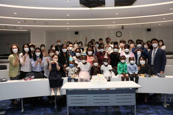 삼성서울병원이 코로나19 이후 중단됐던 아이티 선천성 심장병 어린이를 초청해 치료를 지원하는 사업을 재개했다. 이 사업은 올해로 10년째 맞았다. 사진은 지난 5월 13일 아이티 어린이들의 퇴원을 축하하기 위해 삼성서울병원 심장뇌혈관병원(병원장 권현철)이 마련한 기념행사. 아이들은 20일 아이티로 귀국한다.