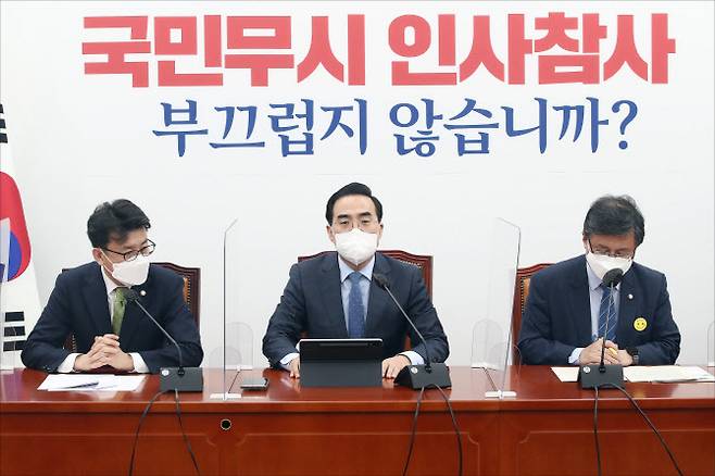 박홍근(가운데) 더불어민주당 원내대표가 17일 오전 서울 여의도 국회에서 열린 원내대책회의에서 발언하고 있다. (사진= 국회사진기자단)