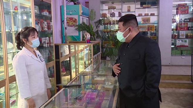 김정은 북한 국무위원장이 지난 15일 코로나19 관련 비상협의회를 연 뒤 평양 시내 약국들을 직접 시찰했다고 16일 조선중앙TV가 보도했다. (사진=연합뉴스)