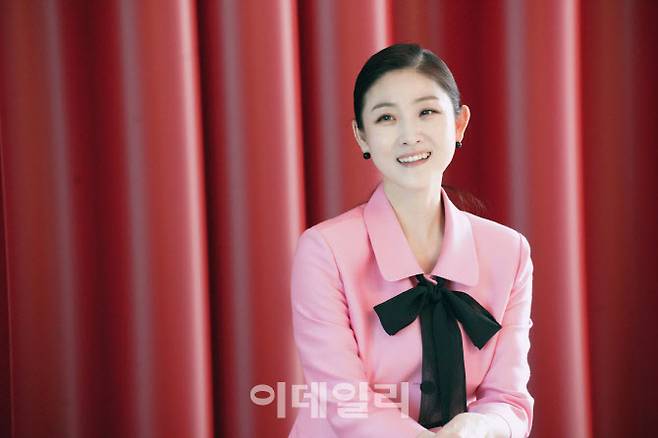 발레리나 김주원이 17일 서울 강남구 EMK엔터테인먼트 사옥에서 연 데뷔 25주년 기념 공연 ‘레베랑스’ 기자간담회에 앞서 포즈를 취하고 있다. (사진=EMK엔터테인먼트)