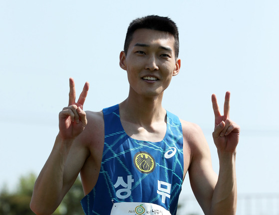 '스마일 점퍼' 우상혁, 2m 32 기록으로 1위     (나주=연합뉴스) 조남수 기자 = 한국육상 최초 세계대회 금메달리스트 우상혁(국군체육부대)이 4일 전남 나주종합스포츠파크 육상경기장에서 열린 2022 전국실업육상경기대회 남자 높이뛰기 결승에서 한국신기록 2m 37 도전에 실패하며 2m 32 기록으로 경기를 마친 뒤 포즈를 취하고 있다. 2022.5.4      iso64@yna.co.kr (끝)   〈저작권자(c) 연합뉴스, 무단 전재-재배포 금지〉