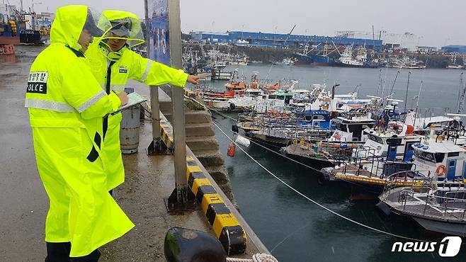 전북 군산해양경찰서가 서해 전 해상에 풍랑과 강풍 특보가 내려져 해양사고 예방활동을 강화하고 있다(군산해경 제공)/뉴스1