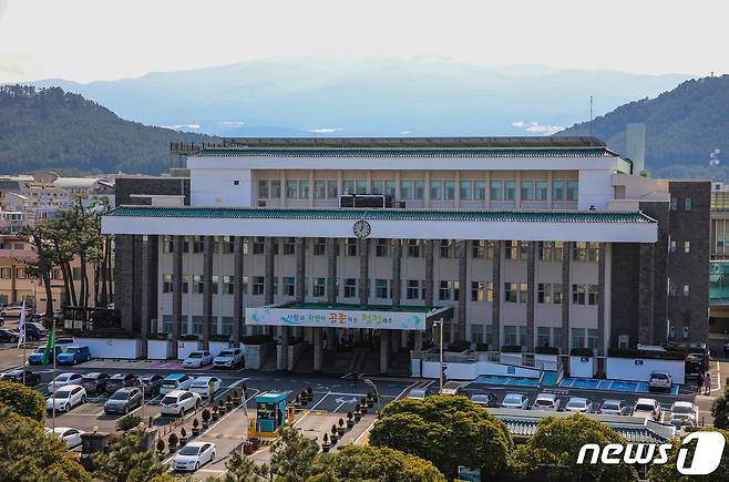 제주도는 6월 이후 도내에서 국제 및 전국규모, 장애인, 도 단위 등 각종 스포츠 대회 또는 행사가 열린다고 17일 밝혔다. 제주도청 전경.(제주도 제공)© 뉴스1