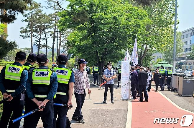 17일 서울 용산구 전쟁기념관(대통령 집무실 건너편)  앞 인도 모습 © 뉴스1 조현기 기자