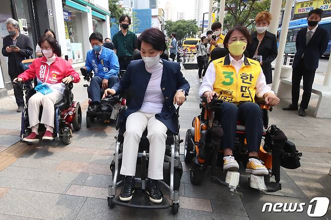 17일 오후 대구 중구 동성로 대중교통전용지구에서 열린 '6·1 지방선거 후보자 장애체험'에 참석한 후보들이 전동휠체어를 이용해 저상버스를 타기 위해 버스정류장으로 이동하고 있다. 장애인 복지시설인 밝은내일IL종합지원센터 주최로 열린 이날 장애체험에는 대구시장에 출마한 서재헌 더불어민주당 후보, 홍준표 국민의힘 후보 부인 이순삼 씨, 한민정 정의당 후보와 수성을 국회의원 보궐선거에 출마한 이인선 국민의힘 후보 등이 참석했다. 2022.5.17/뉴스1 © News1 공정식 기자