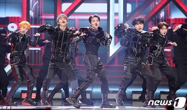 보이그룹 TNX(티엔엑스, The New Six)가 17일 오후 서울 용산구 한남동 블루스퀘어에서 열린 첫 번째 미니앨범 ‘WAY UP’ 발매 기념 쇼케이스에서 열정적인 무대를 펼치고 있다. 2022.5.17/뉴스1 © News1 김진환 기자