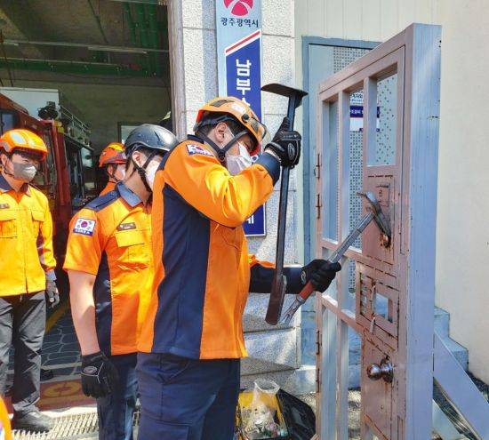17일 남부소방서 119생활안전대원들이 문 개방 등 특별교육을 받고 있다. 사진=광주 남부소방서 제공.