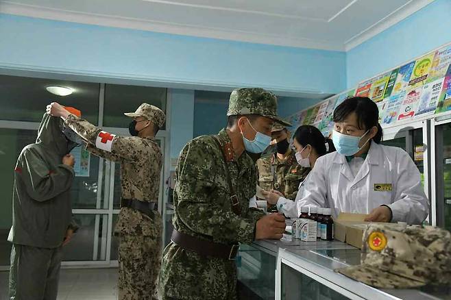 북한 노동당 기관지 노동신문은 17일 인민군의 군의부문(의료부문)이 의약품 24시간 공급을 위해 전격 투입됐다고 밝혔다. 김정은 당 총비서는 전날 의약품 공급이 제때 이뤄지고 있지 않다면서 군을 투입해 약 공급을 하라는 '특별명령'을 하달했다. /뉴스1