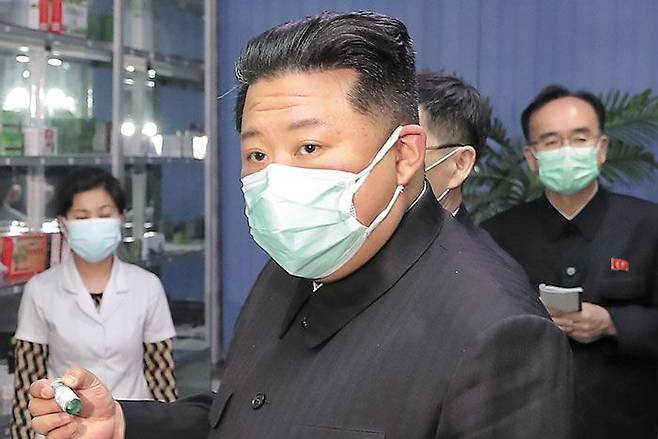 김정은 북한 국무위원장이 지난 15일 평양 시내 한 약국에서 마스크 두장을 겹쳐 쓴 채로 코로나 관련 의약품 공급 실태를 점검하고 있다. /연합뉴스