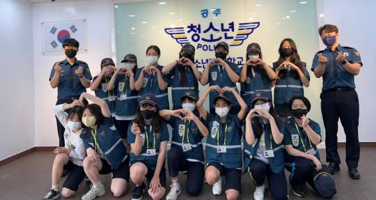 공주경찰서(서장 심은석)는 청소년 경찰학교에서 공주북중학교 명예경찰소년소녀단 16명을 대상으로 첫 교육을 갖고 즐겁고 명랑한 학교 분위기 조성에 앞장선다. 사진=공주경찰서 제공