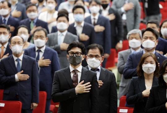 한동훈 법무부 장관이 17일 정부과천청사에서 열린 취임식에서 국기에 경례하고 있다.  연합뉴스