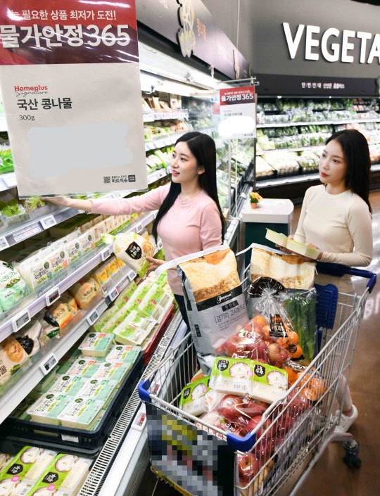 모델들이 서울 강서구 홈플러스 신선식품 코너에서 포즈를 취하고 있다. <홈플러스 제공>