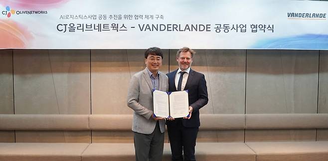 차인혁 CJ올리브네트웍스 대표(왼쪽)와 루드윅 르네케(LodewijkReineke) 반델란드 아시아총괄 전무가 AI로지스틱스사업 공동 추진을 위한 협약을 체결했다.