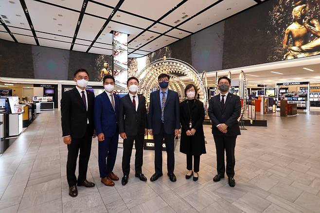 유신열 신세계디에프 대표(왼쪽 세번째)와 민병찬 국립중앙박물관 관장(왼쪽 네번째) 등 관계자들이 신세계면세점 미디어 파사드에 상영되는 반가사유상 영상 앞에서 기념촬영했다.