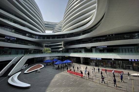 지난달 29일 중국 베이징 차오양구 왕징의 한 사무단지 내 코로나19 검사소에 검사받으려는 사람들이 줄 서 있다. /사진=AP뉴시스