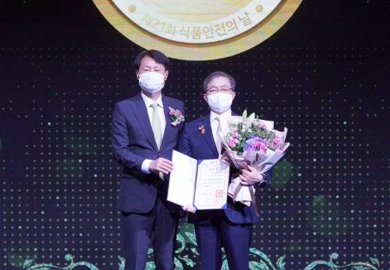 풀무원기술원 이상윤 원장(오른쪽)이 13일 서울 양재동 AT센터에서 열린 ‘제21회 식품안전의 날’ 기념식에서 대통령상 표창을 받고 김강립 식약처장과 기념촬영을 하고 있다.