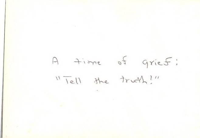 헌틀리 목사의 5·18 인화 사진 뒷면에 적힌 자필 문구. “비탄의 시간. 진실을 말하라!”