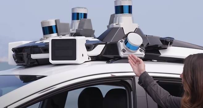 지엠 크루즈의 자율주행차에 탑재된 카메라, 라이다 등 영상 및 음성 기록 장치들. 크루즈 동영상 갈무리