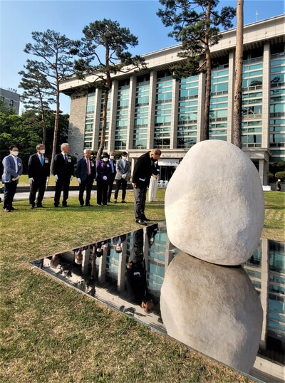 거장 이우환 작가의 신작 <관계항> 제막식에서 전시기획자인 이용우 전 고려대 교수가 맨앞에 나와 바닥의 거울을 들여다보고 있다. 노형석 기자