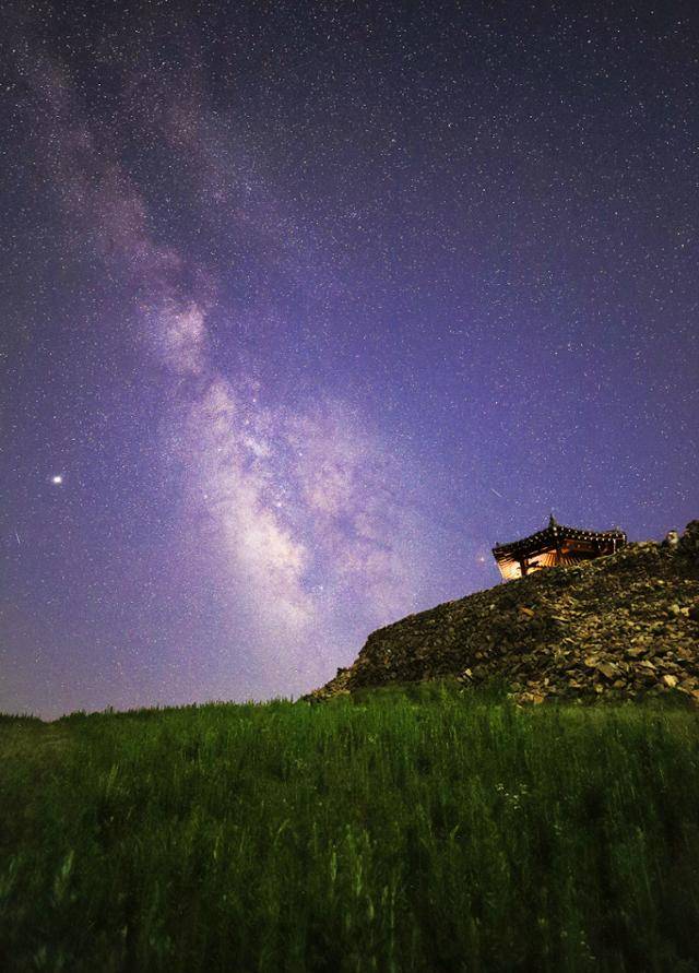 강릉 안반데기 '멍에전망대'를 배경으로 펼쳐지는 은하수. 이상봉 작·강원관광재단 제공