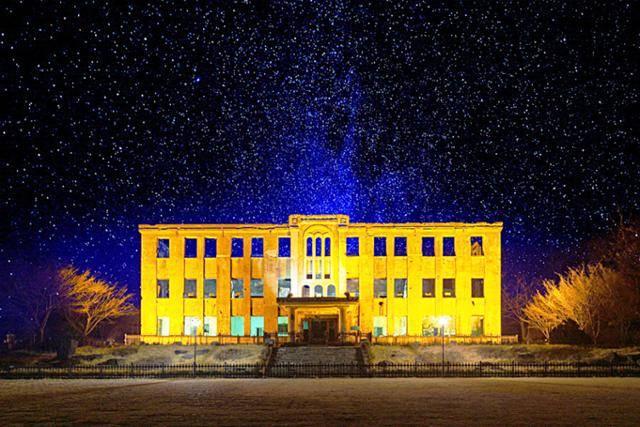 뼈대만 남은 철원 노동당사 뒤편 밤하늘에 별이 총총 박혀 있다. 강원관광재단 제공