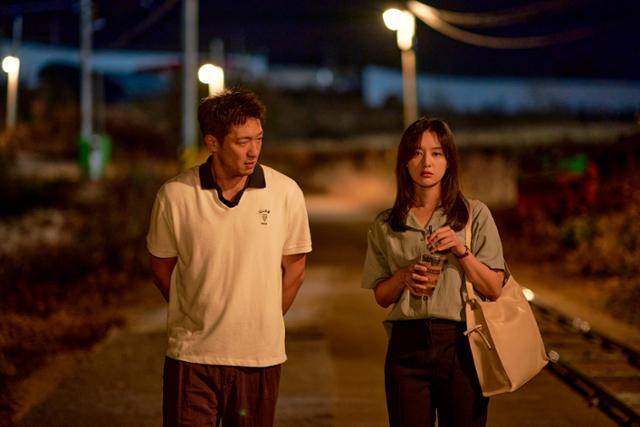 JTBC 드라마 '나의 해방일지'에서 미정(오른쪽·김지원)은 구씨(손석구)에게 "날 채워줘요"라고 말한다. 추앙은 '을'들의 연대이자, 해방이다. SLL 제공