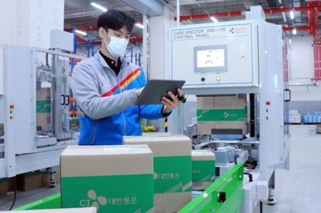 CJ대한통운 직원이 경기 군포시 e-풀필먼트 센터에서 물류 작업을 하고 있다. CJ대한통운 제공