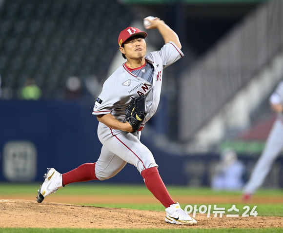 17일 오후 서울 잠실야구장에서 '2022 신한은행 SOL KBO리그' 두산 베어스와 SSG 랜더스의 경기가 열렸다. SSG 한두솔이 8회말 마운드에 올라 투구하고 있다. [사진=김성진 기자]