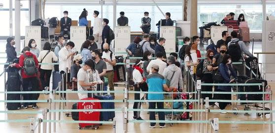 정부의 방역 완화에 따라 해외여행에 대한 기대감이 커지면서 항공업계가 일제히 국제선 노선을 확대하고 있다. 16일 인천국제공항 제1여객터미널 출국장에서 해외여행을 떠나려는 여행객들이 탑승수속을 밟고 있다. 뉴스1