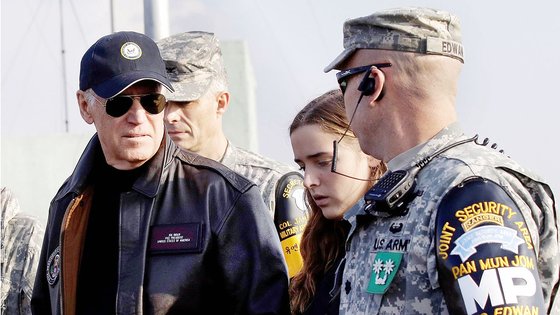 조 바이든 미국 대통령은 지난 2013년 부통령 때 한국을 방문해 비무장지대(DMZ)를 찾았다. [로이터=연합뉴스]