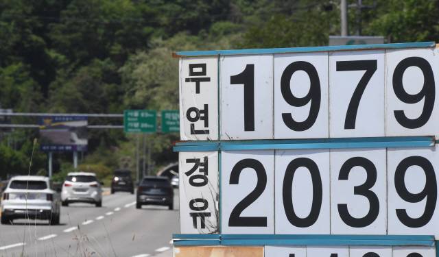 ▲ 도내 대부분의 주유소의 경유 가격이 휘발유 가격이 넘어선 가운데 춘천의 한 주유소 경유가격이 리터당 2000원을 넘었다. 김정호