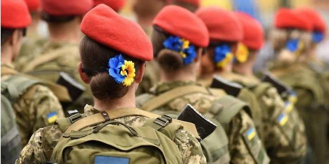 우크라이나 국기 색으로 머리를 장식한 여군의 모습. The New Voice of Ukraine 제공